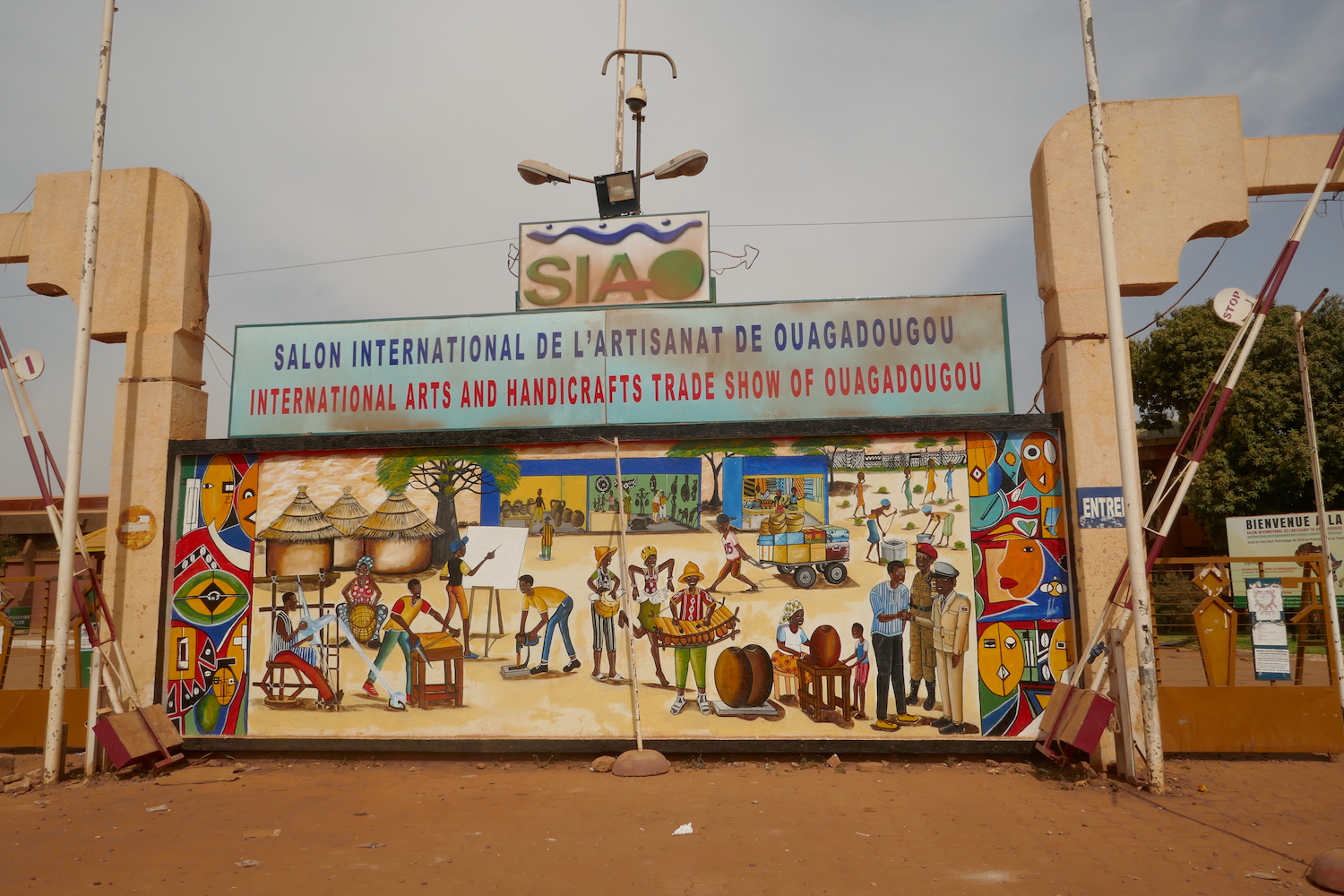 Fresque à l’entrée du SIAO qui représente les activités artisanales typiques de Burkina Faso © Globe Reporters