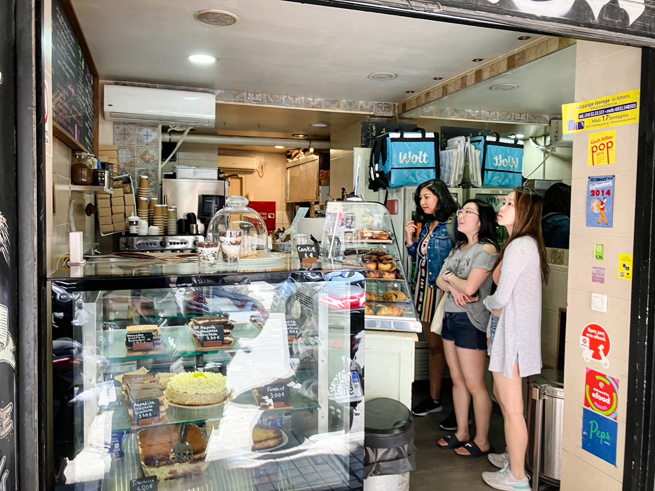 Trois touristes asiatiques sur le point de commander à manger © Globe Reporters 