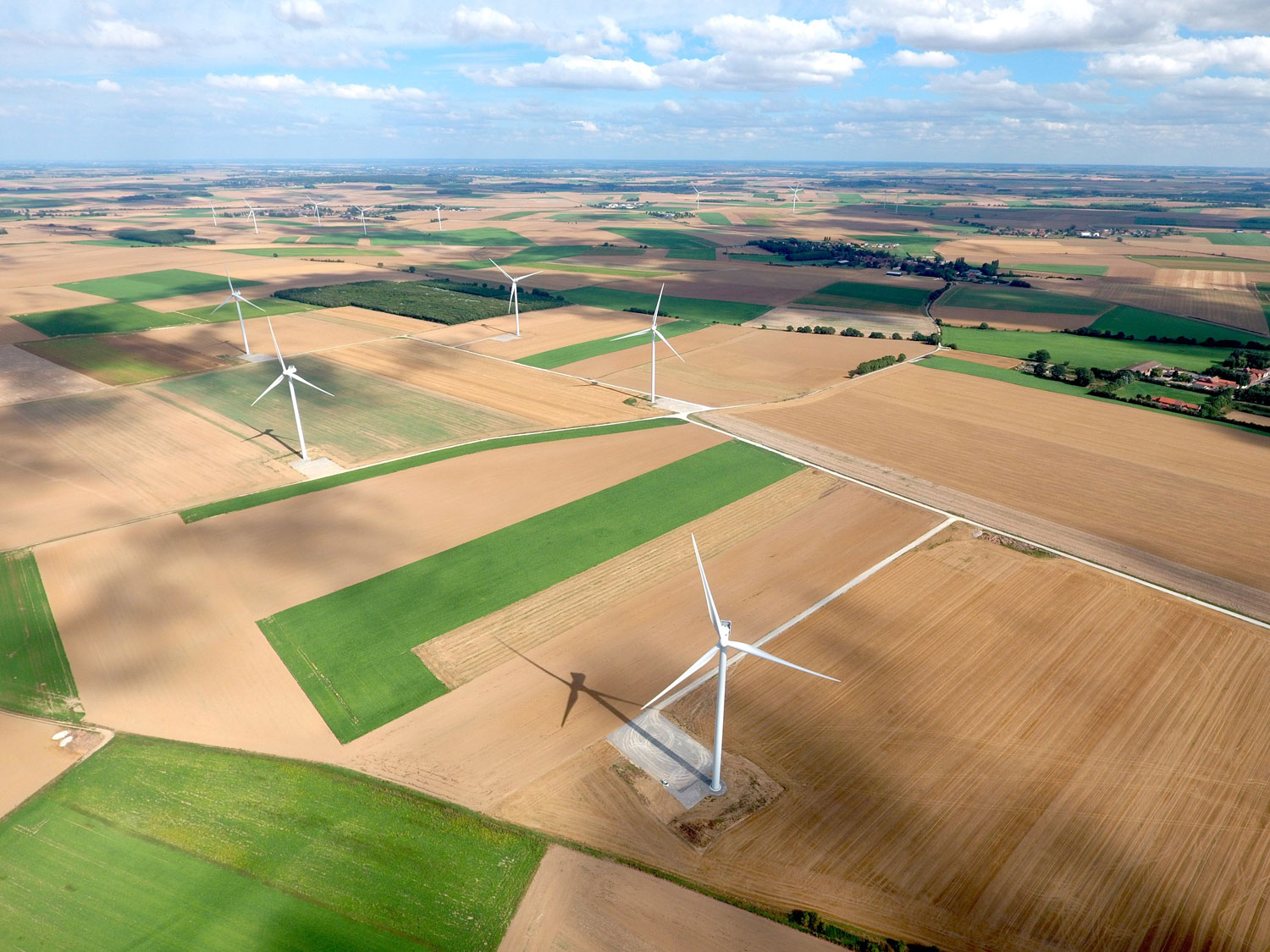 Les éoliennes des vents de Mallet à Doignies (62). Les trois parcs forment le parc éolien de l’Enclave - crédit RT Global