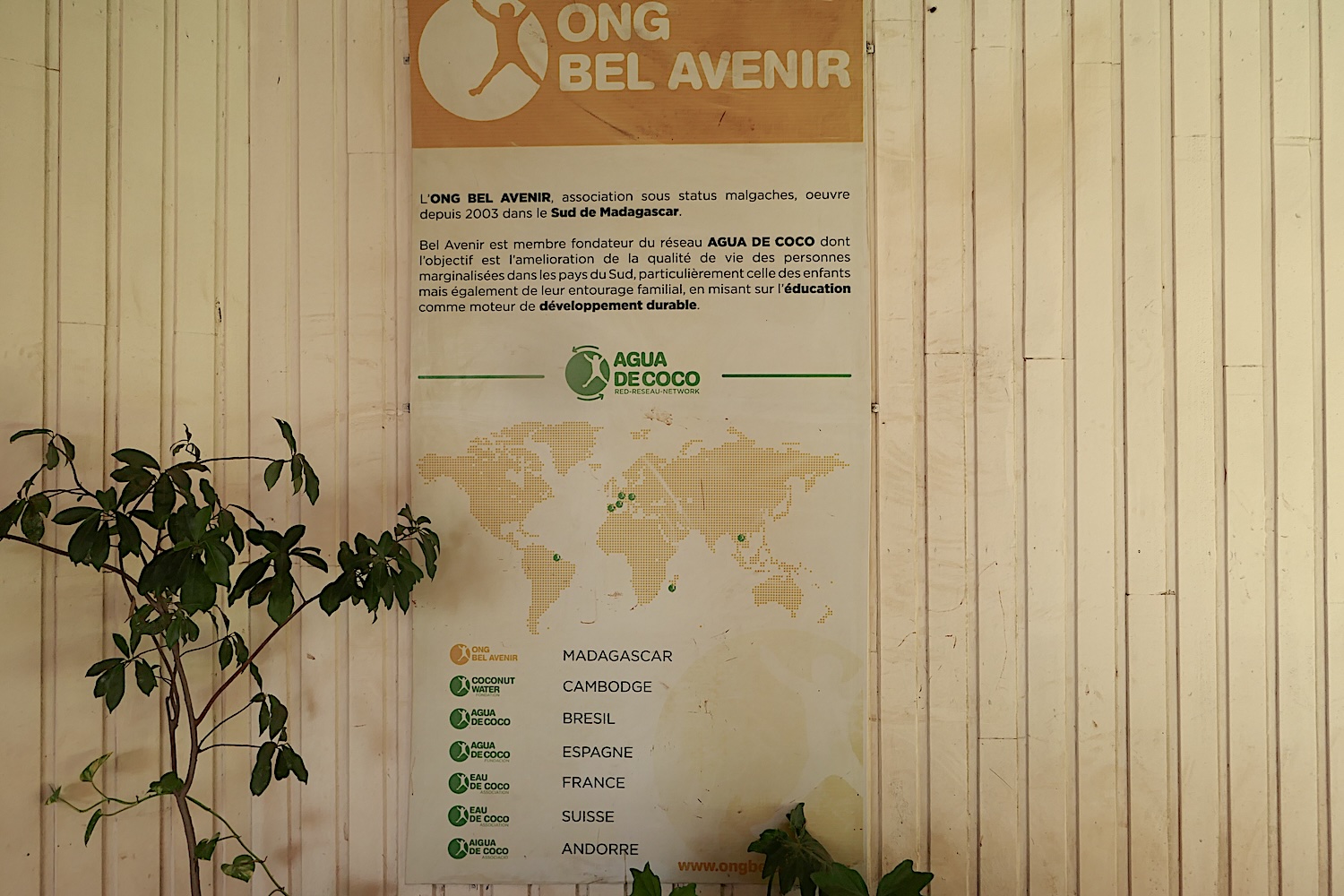 Le réseau Eau de Coco dont l’organisation Bel Avenir fait partie, est présent dans plusieurs pays, comme indiqué dans ce panneau au siège de Tuléar © Globe Reporters