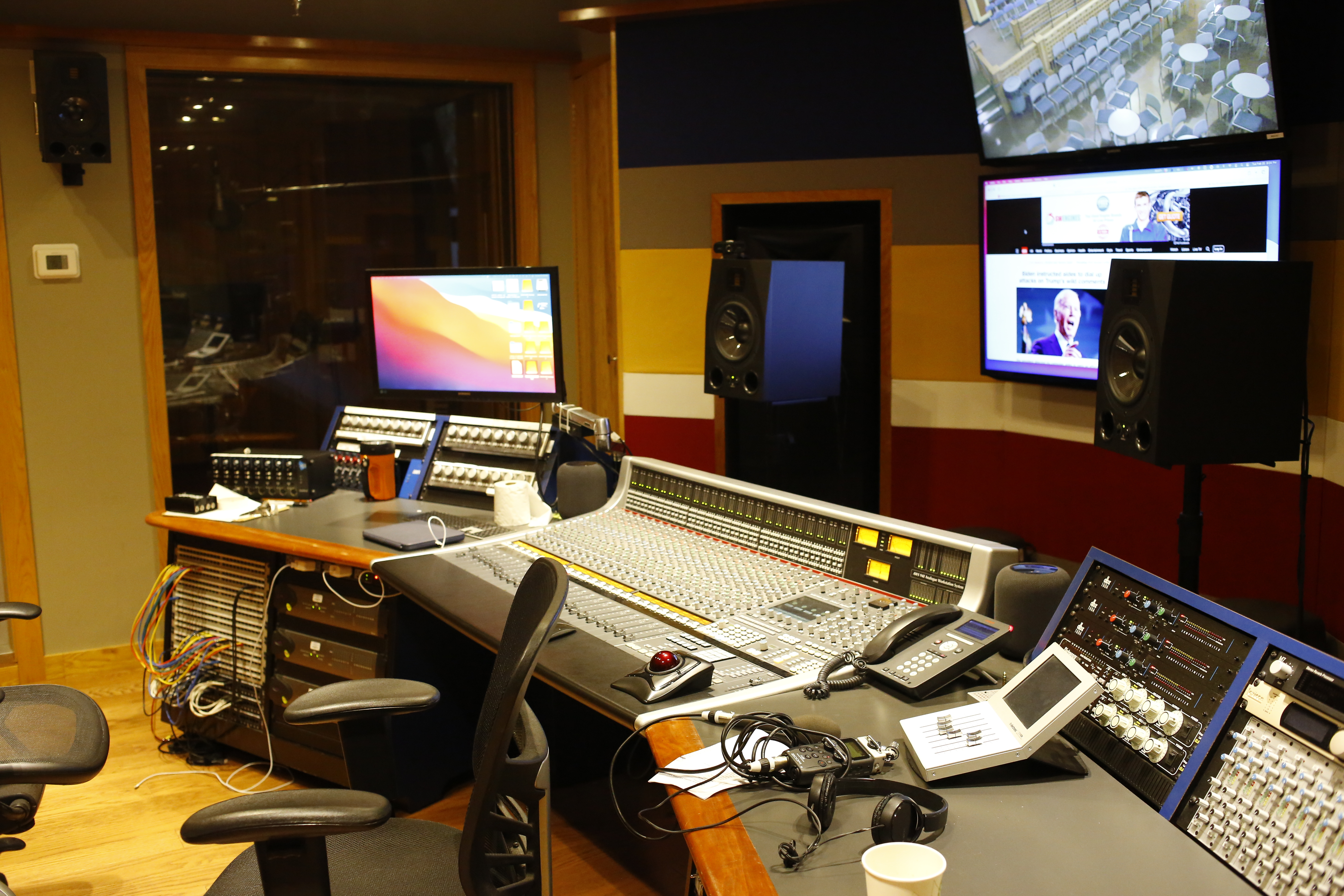 Le studio d’ingénieur du son où a lieu l’interview © Globe Reporters