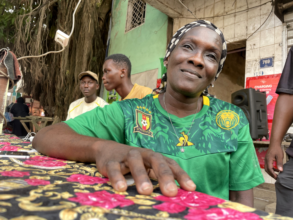 Solange, habitante de Douala, supportrice des Lions indomptables, l’équipe nationale de football du Cameroun © Globe Reporters