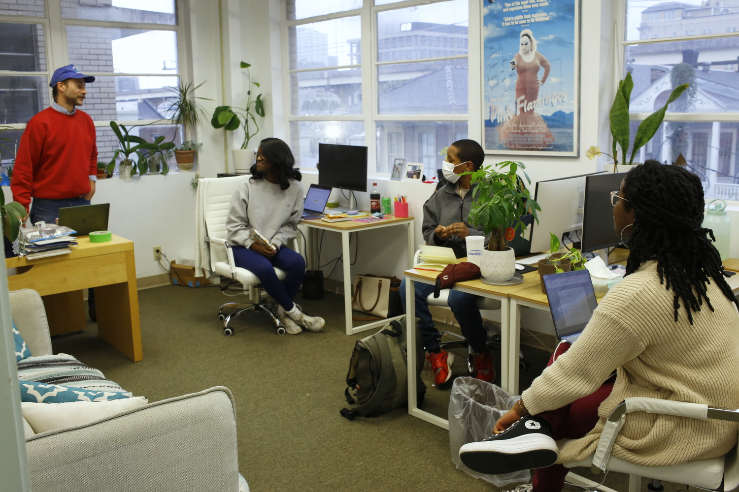 Clint et ses collègues dans leur bureau © Globe Reporters
