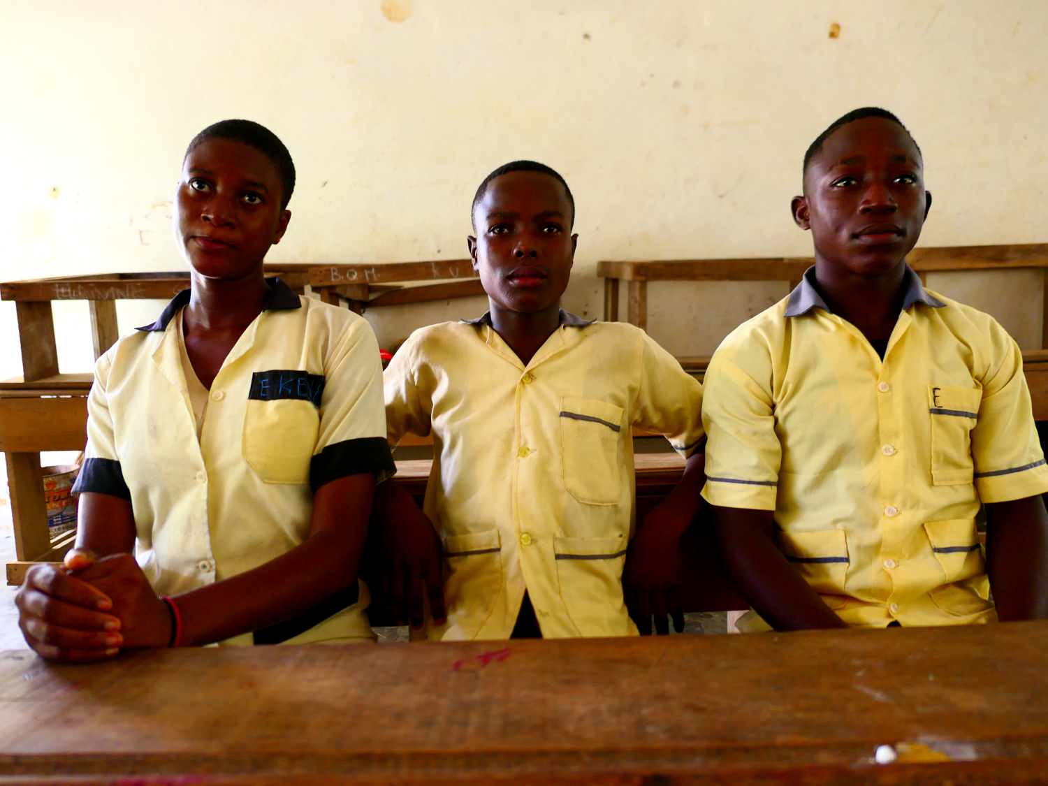 Merly, Willy et Câlin, élèves de 3ème au collège d’Ebodjé © Globe Reporters