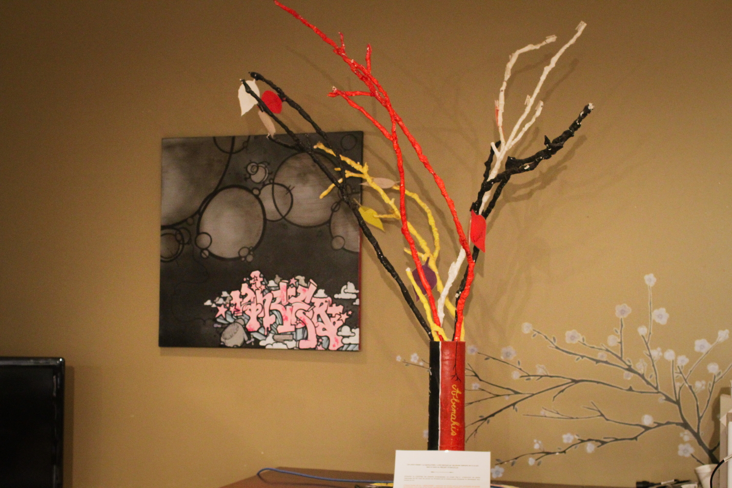 Un arbre aux couleurs autochtones du « cercle de la vie » et des quatre saisons.