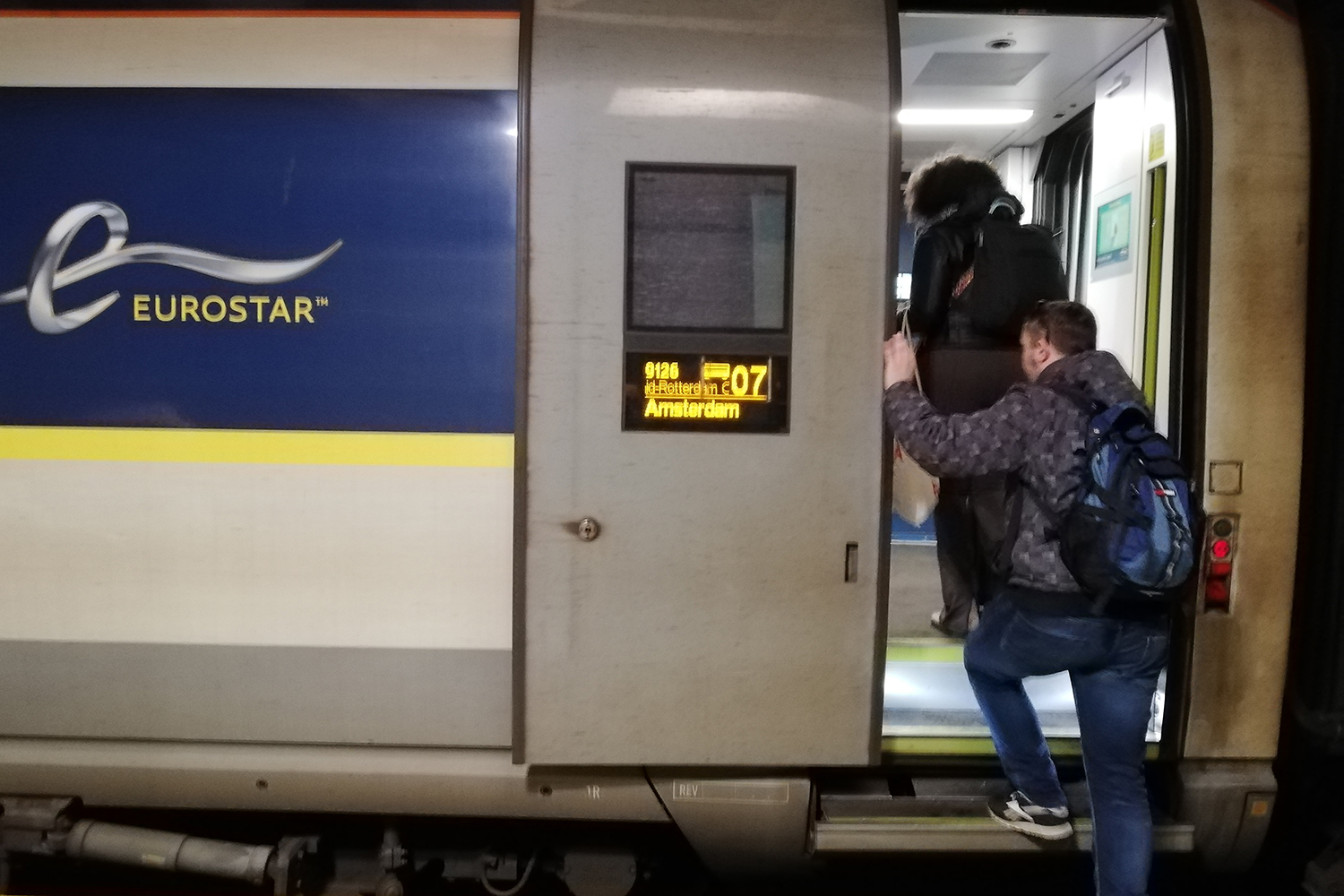 Départ de la gare Lille Europe. En raison du conflit social qui mobilise notamment des travailleurs de la SNCF beaucoup de trains sont annulés. Sidonie embarque dans un Eurostar en provenance de Londres et à destination d’Amsterdam. 