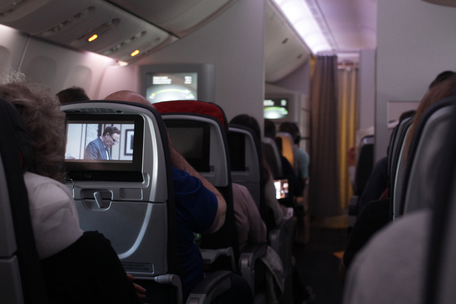 Dans l’avion, il faut bien s’occuper pendant les sept heures de vol © Globe Reporters