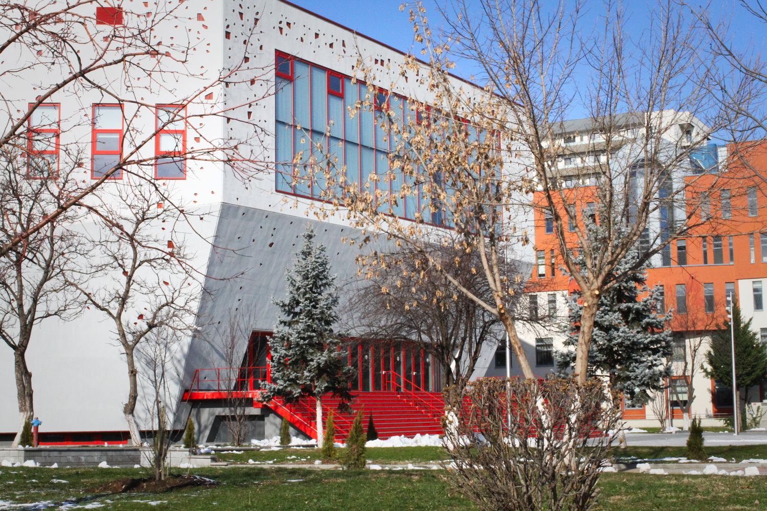 Des bâtiments du campus. La bibliothèque est en arrière-plan.© Globe Reporters