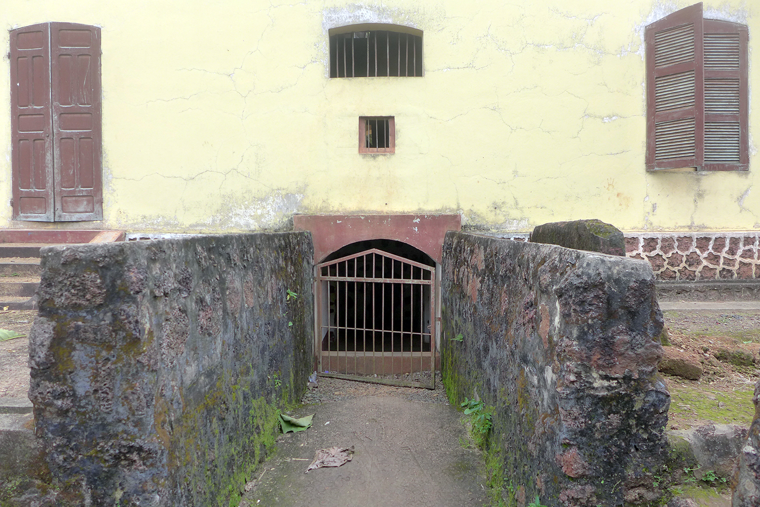 L’entrée de la cave où étaient cachés les esclaves avant leur départ pour l’Amérique après l’abolition de la traite négrière.