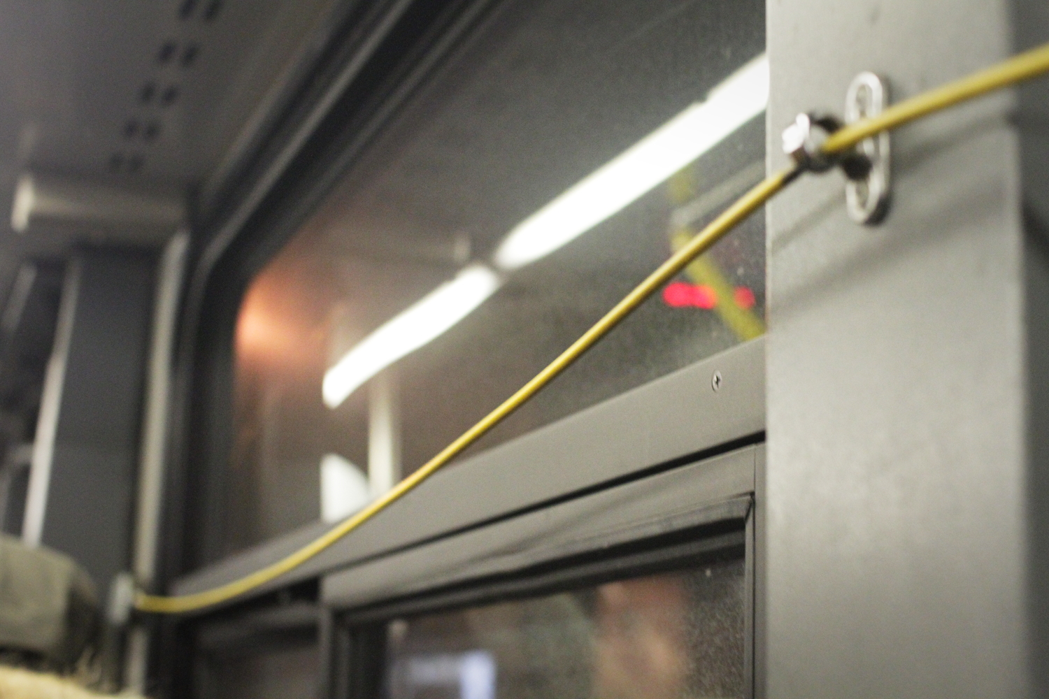 Le fil jaune dans le bus, qu’il faut tirer pour descendre.