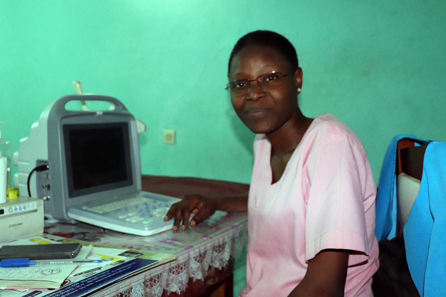La Docteur Firmine KPELLY devant un échographe pour le suivi des femmes enceintes, un appareil qu’on ne trouve dans tous les centres de soins du Bénin. 