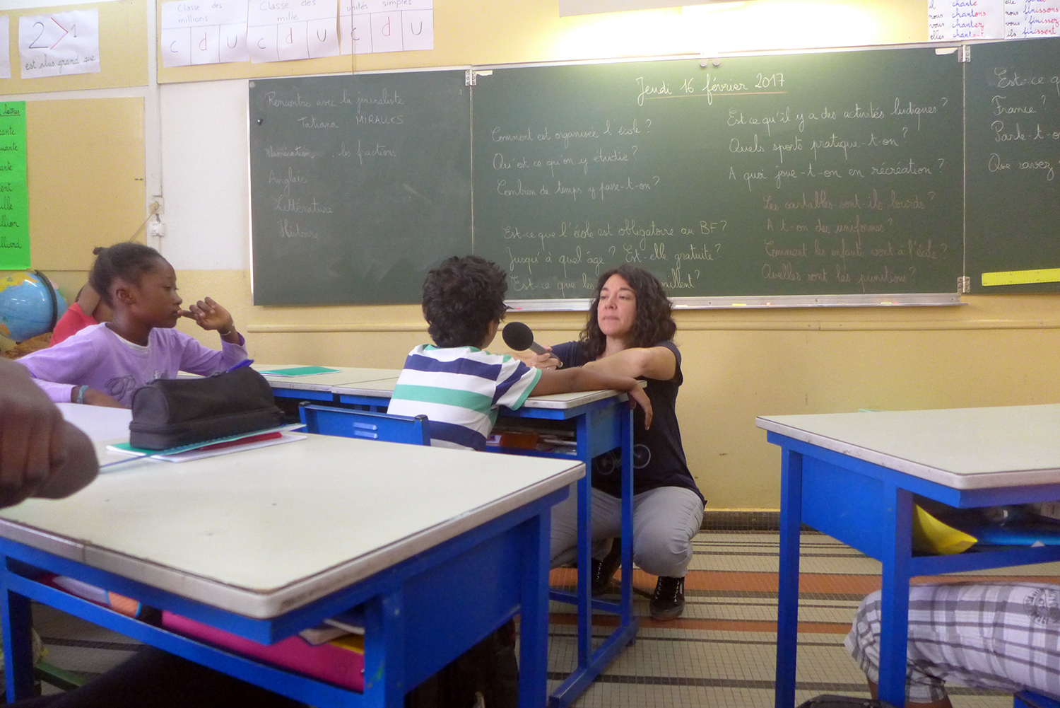 Les élèves de CM1 de l’école française de Saint-Exupéry travaillent par écrit les réponses aux questions des globe-reporters avant de les enregistrer. 