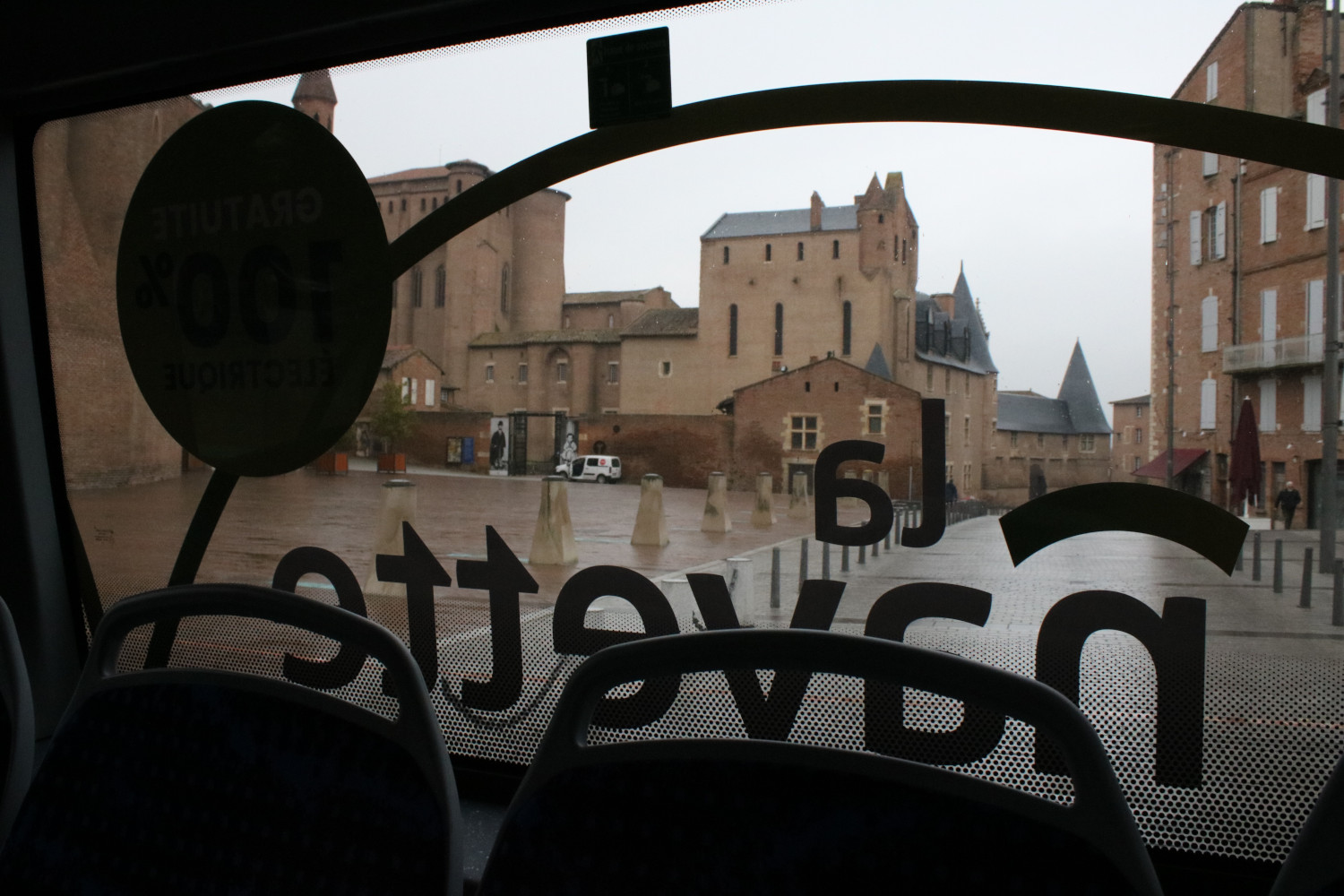 Le trajet passe par le marché couvert, la cathédrale et le musée Toulouse-Lautrec (ici sur la photo), l’hôpital et la place Pelloutier © Anouk PASSELAC / Globe Reporters