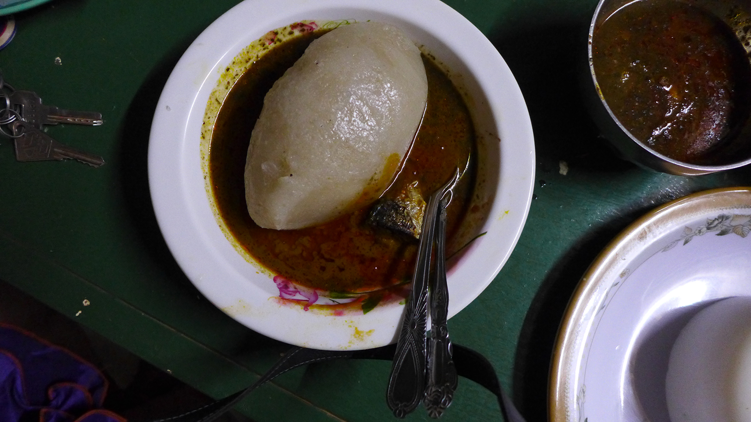 Voici le placali, un plat d’origine ivoirienne, mais qui est très populaire à Ouagadougou. Il est composé d’une boule de farine de manioc cuisinée avec de la sauce à l’oseille et du poisson. 
