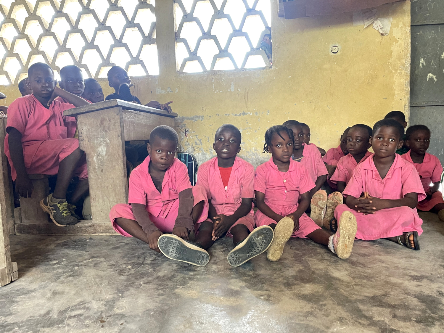 Comme souvent dans les écoles de brousse en Afrique subsaharienne, il n’y a pas suffisamment de chaises et de tables pour tout le monde © Globe Reporters