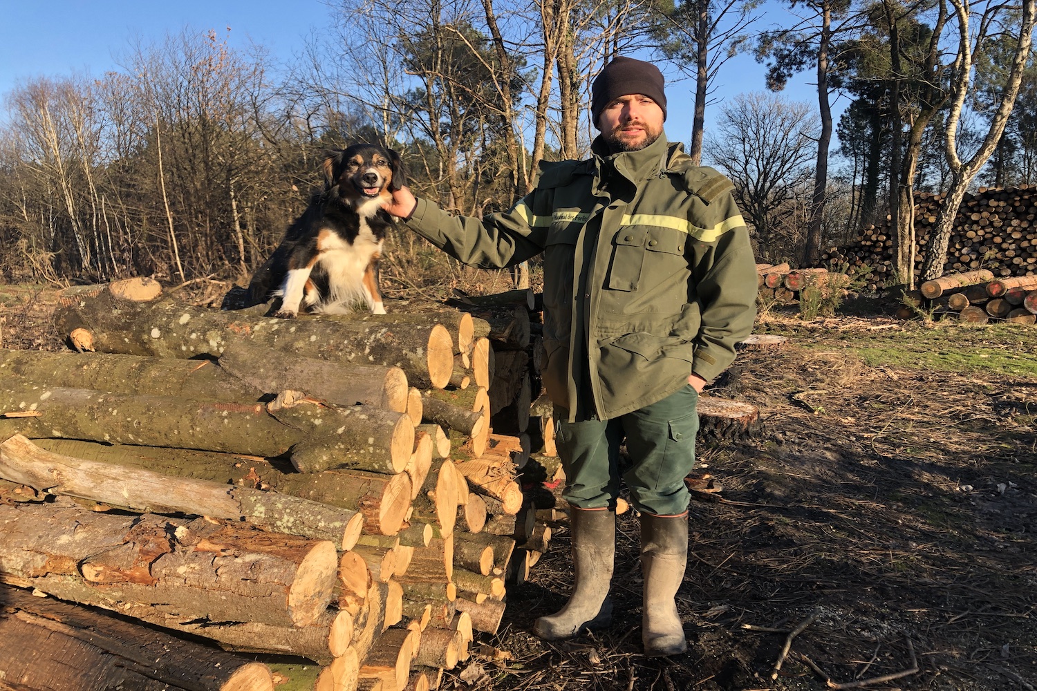Manuel HUET est technicien forestier à l’ONF. Pendant ses journées de travail, sa chienne Mégane l’accompagne partout © Globe Reporters