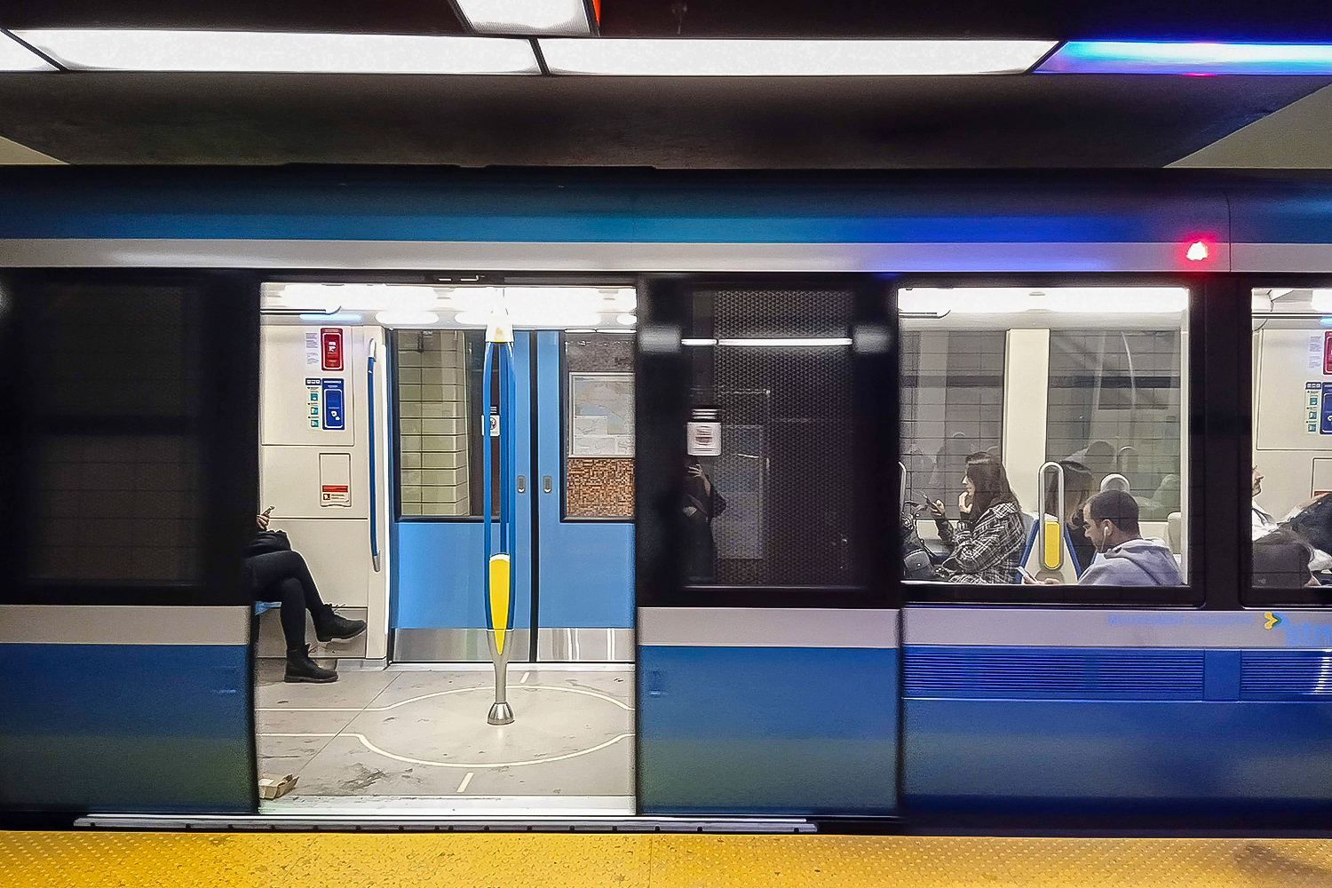 Pour se rendre dans le centre-ville de Montréal et rejoindre son interlocutrice, l’envoyée spéciale des globe-reporters utilise les transports en commun et notamment le métro. Il existe trois lignes de métro à Montréal © Globe Reporters