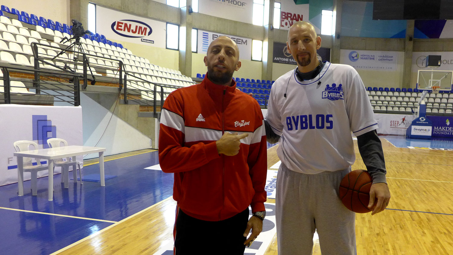 Mohammed aux côtés de Joseph Voguel qui joue à Byblos. C’est un des vétérans du basket libanais.