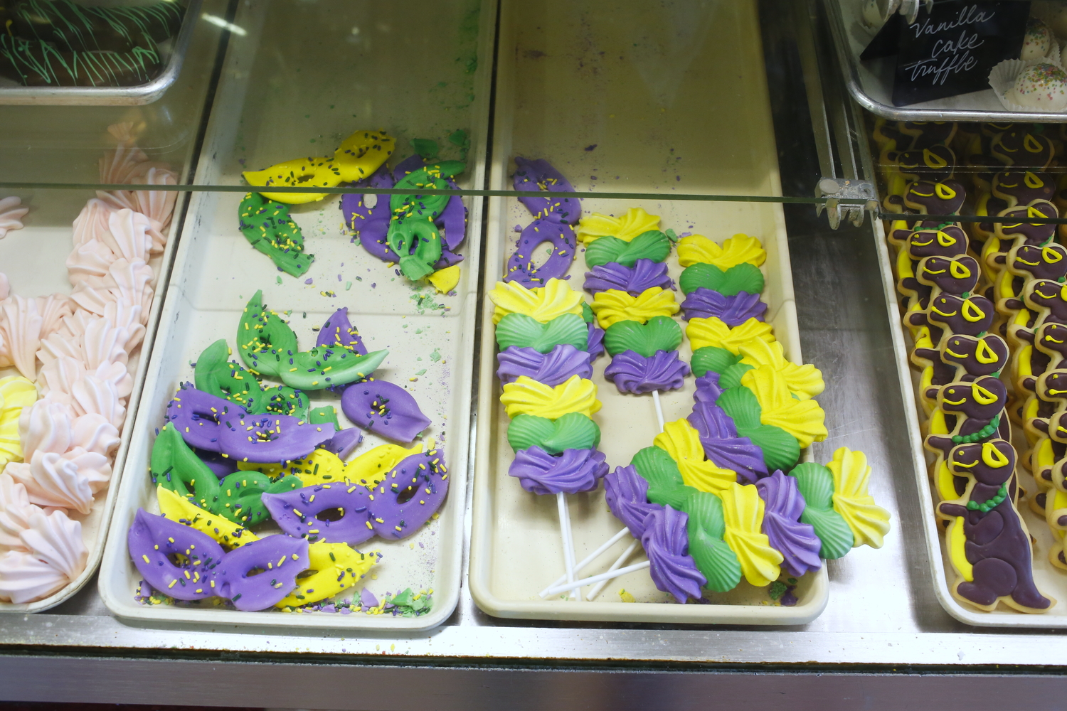 Des confiseries et biscuits avec les couleurs de Mardi gras © Globe Reporters