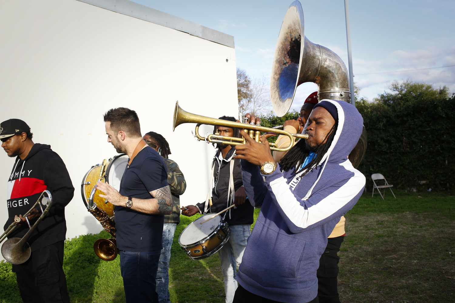 Le brass band TBC dans le jardin d’un bar © Globe Reporters
