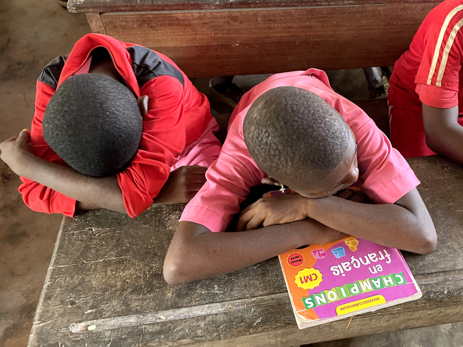 Élèves pendant la classe à l’école primaire d’Ebodjé © Globe Reporters