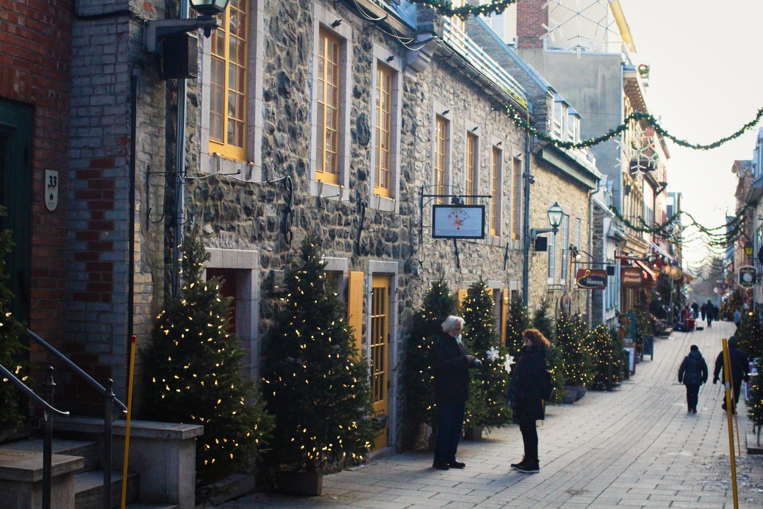 La rue du Petit-Champlain comporte les premières maisons construites par les Français à Québec. C’est aussi une des plus anciennes rues d’Amérique du Nord. Elle ressemble vraiment à une ruelle de village breton.