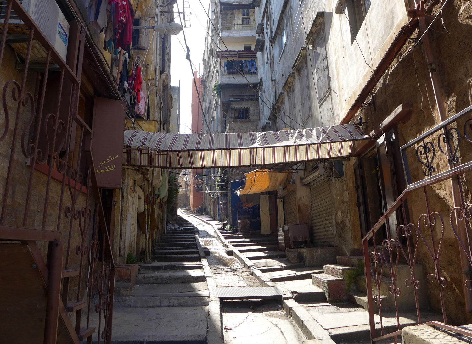 Une rue qui descend de la citadelle vers les souks.