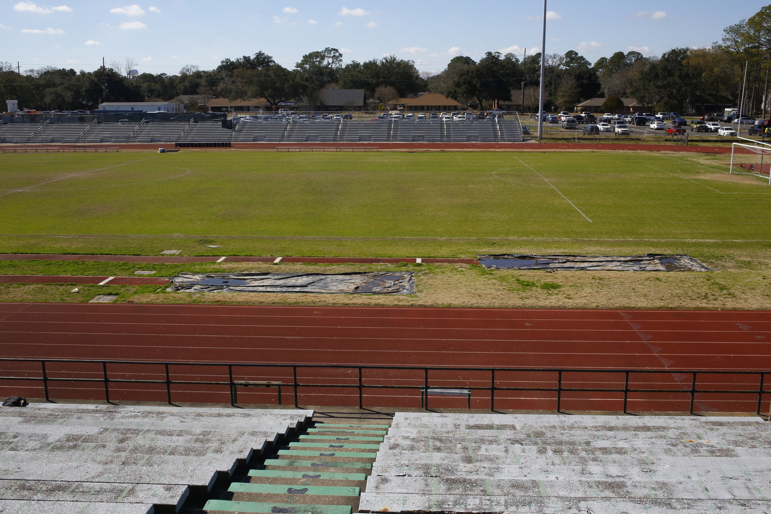 Terrain de football de Lafayette High School vu depuis les gradins. Ils y jouent aussi au « soccer » © Globe Reporters