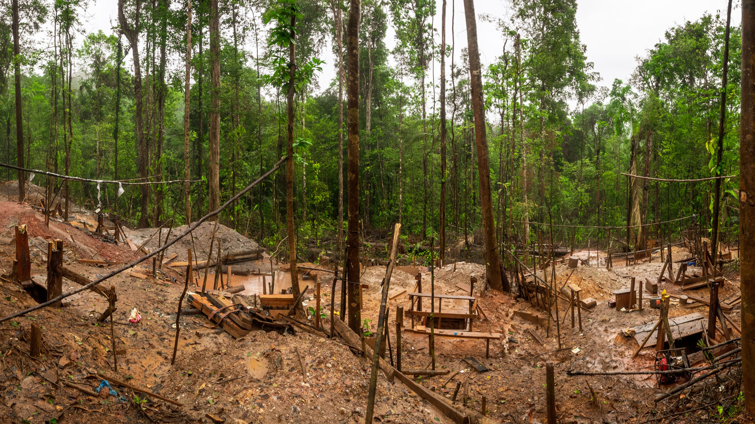 Image de la destruction d’un site d’orpaillage illégal – crédit WWF