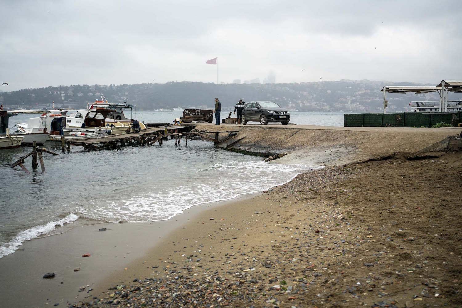 Une des seules plages restantes au bord du Bosphore est à Çengelköy ! Bon, avec le courant et la pollution, il n’est pas vraiment recommandé de se baigner © Globe Reporters