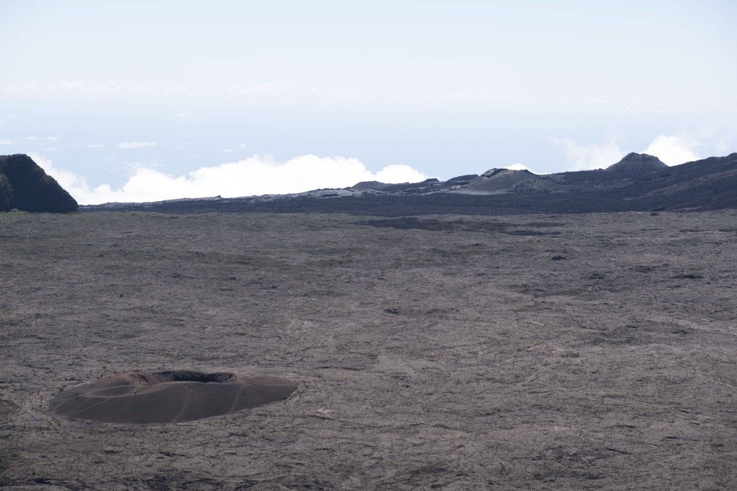 Un autre cratère plus petit. Au loin, les petits monts sont aussi des restes d’explosion lors de précédentes éruptions. 