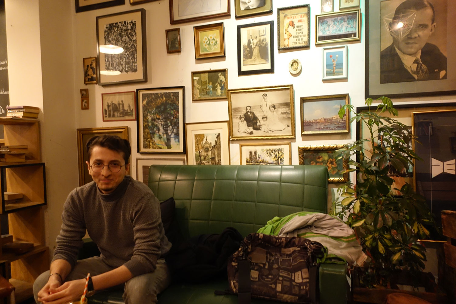 Ahmet. L’interview se réalise dans un bar encore assez calme en début de soirée © Globe Reporters
