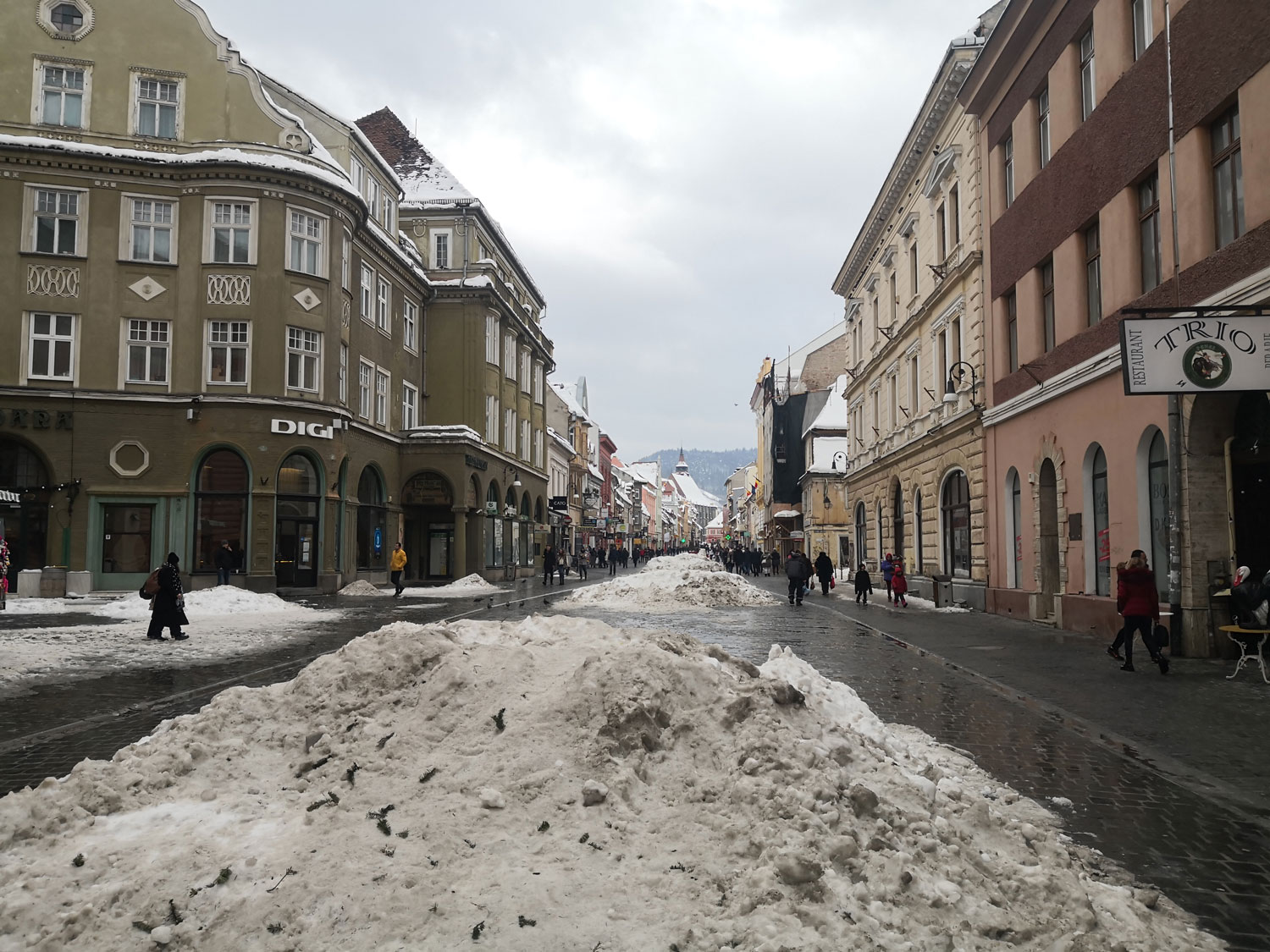 La neige a été rassemblée au milieu de la grand-rue en centre-ville © Globe Reporters