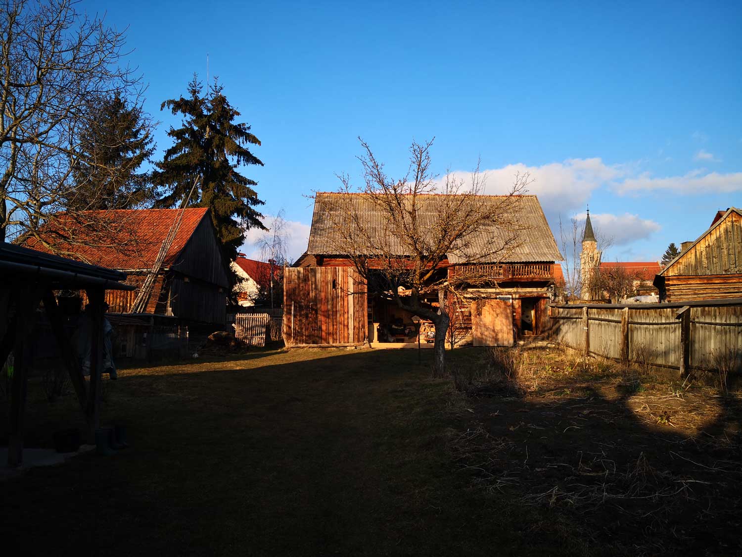 La plupart des maisons du village possèdent toujours les immenses granges servant à stocker le foin et les outils, comme ici dans la cour de Denis © Globe Reporters 