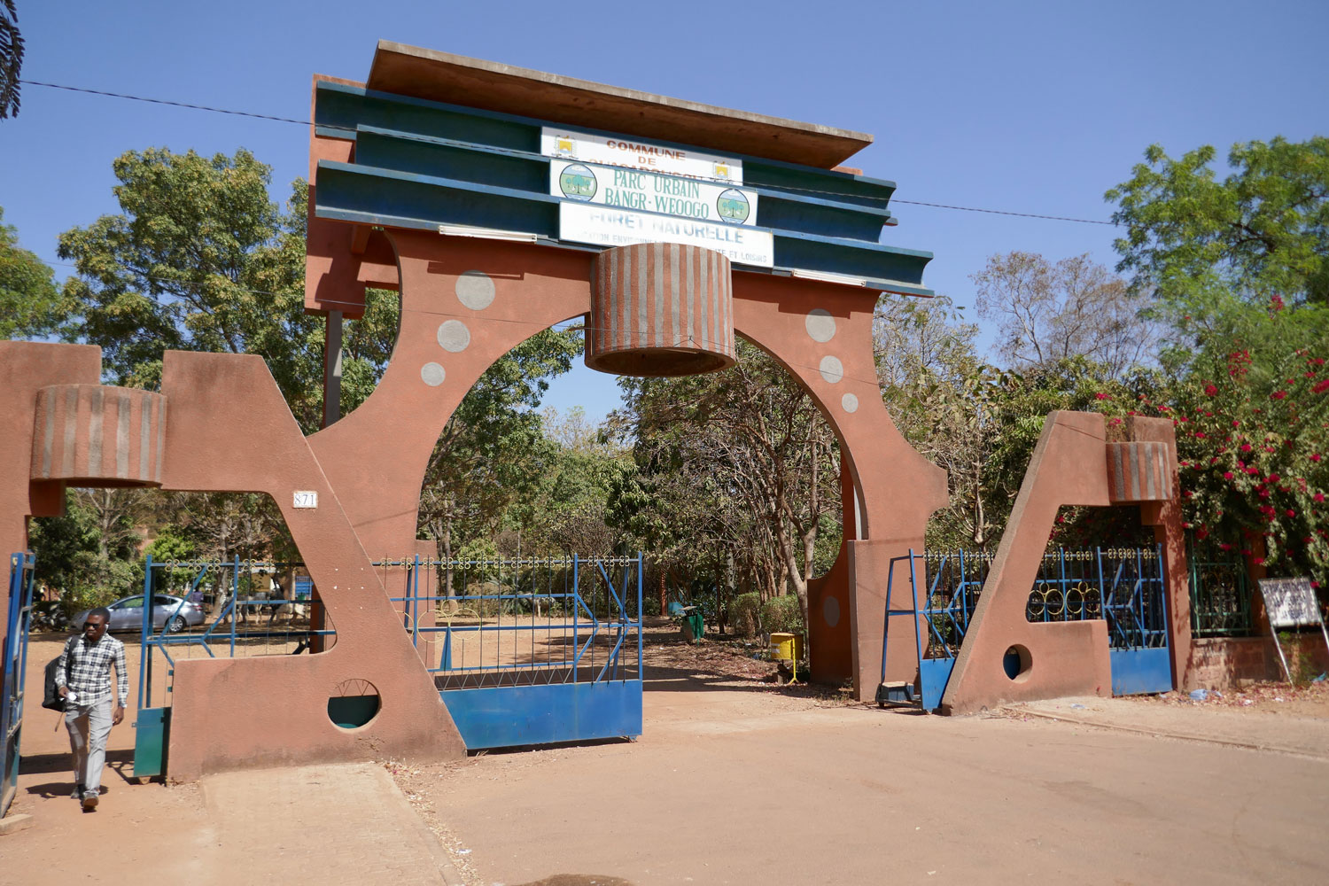 Entrée au Parc Bangr Weogo, un des endroits de loisirs préférés des Ouagalais le weekend © Globe Reporters