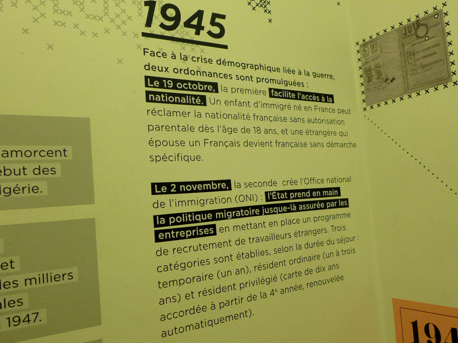 Les panneaux explicitent l’histoire de l’immigration en France.