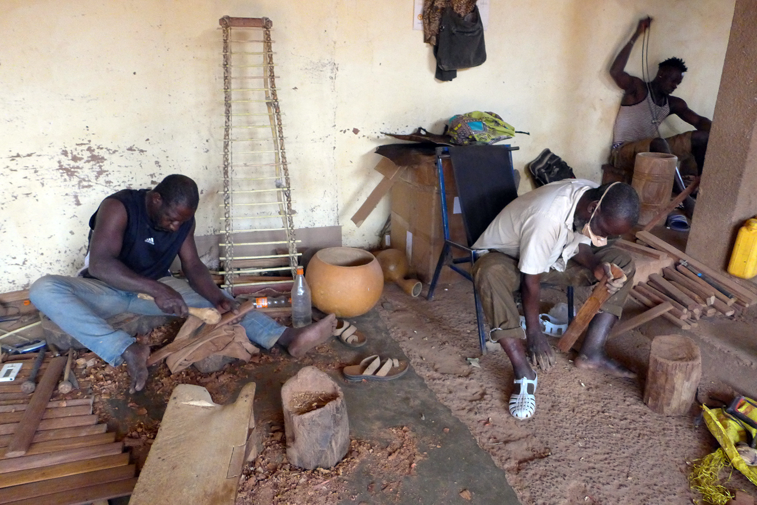 Plus de 15 artisans griots travaillent à l’atelier Bara Gnouma, à Bobo-Dioulasso. 
