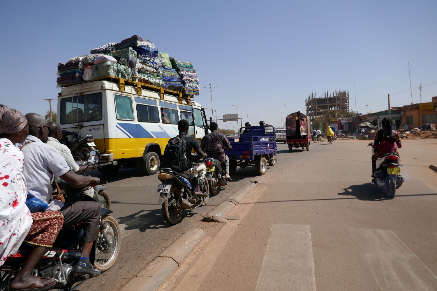 Le trafic est très intense à Ouagadougou. De sept heures du matin, jusqu’à la tombée du soleil © Globe Reporters