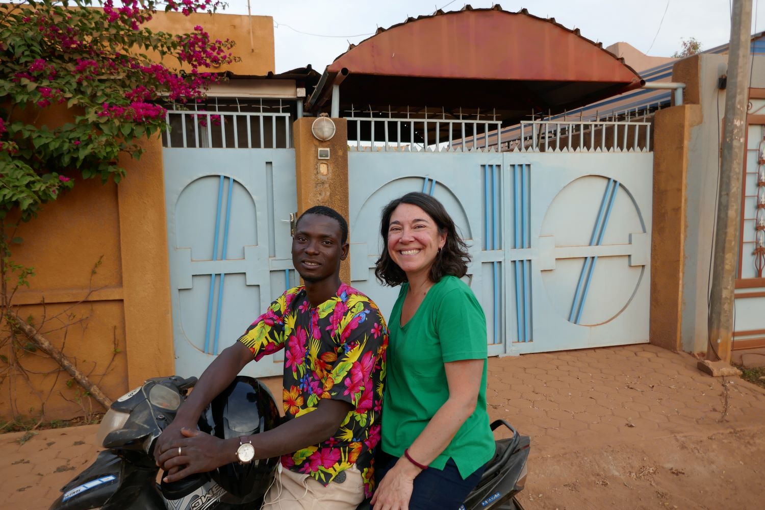 Madi et Tatiana partent chaque jour à moto pour parcourir les rues de Ouagadougou et réaliser les interviews commandées par les globe-reporters. Ce matin, ils font ne selfie devant la porte de la maison où loge Tatiana. C’est dans le quartier Dashasgo. Nous sommes prêts !  © Globe Reporters
