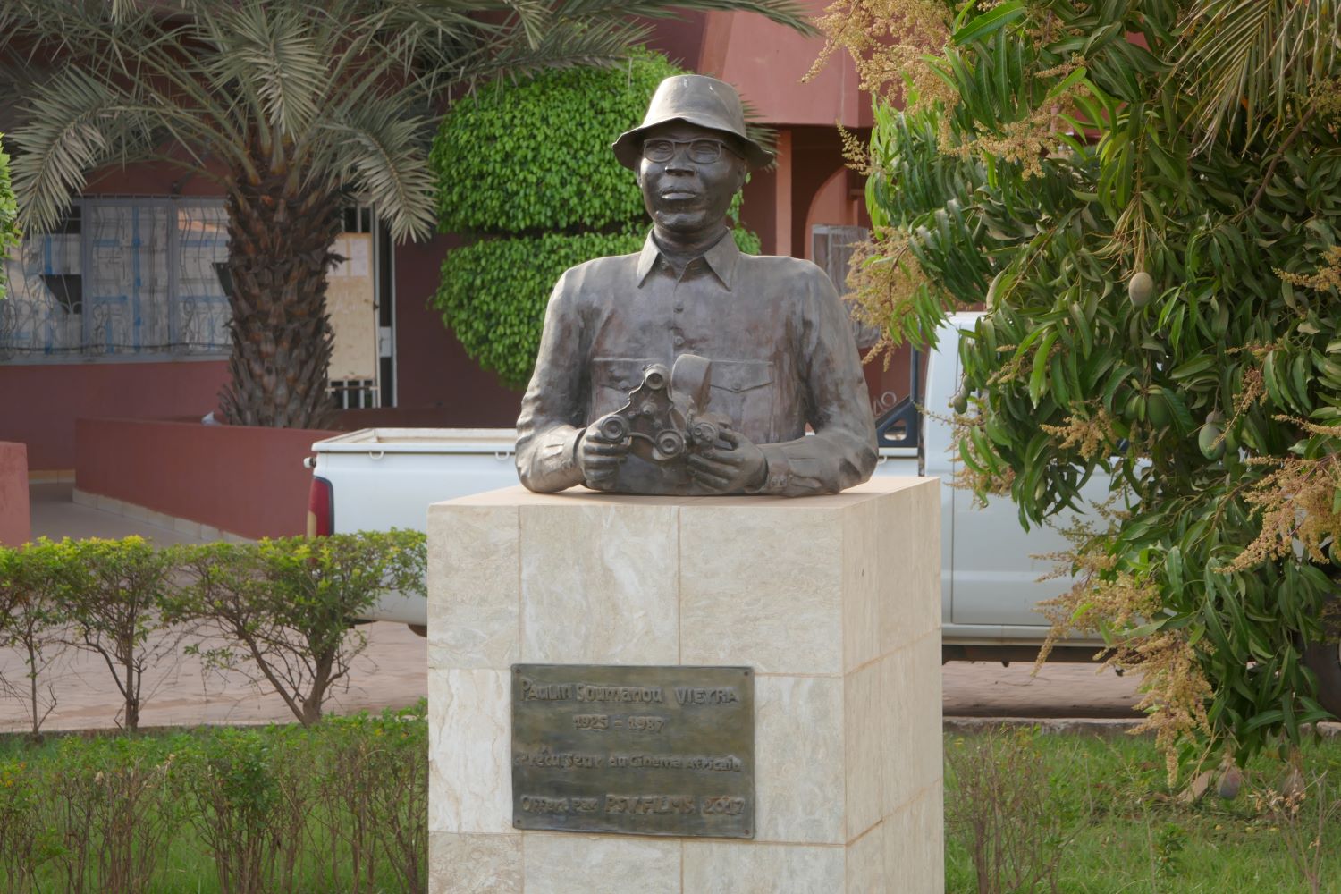 Statue de Paulin Soumanou VIEYRA au siège du FESPACO. Il est considéré comme le précurseur du cinéma africain © Globe Reporters
