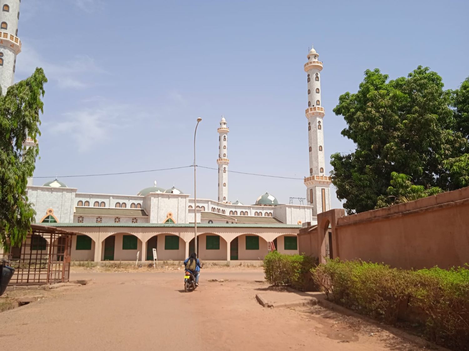 La Grande Mosquée de Ouaga 2000 vue de la porte e la Résidence Yipène © Globe Reporters