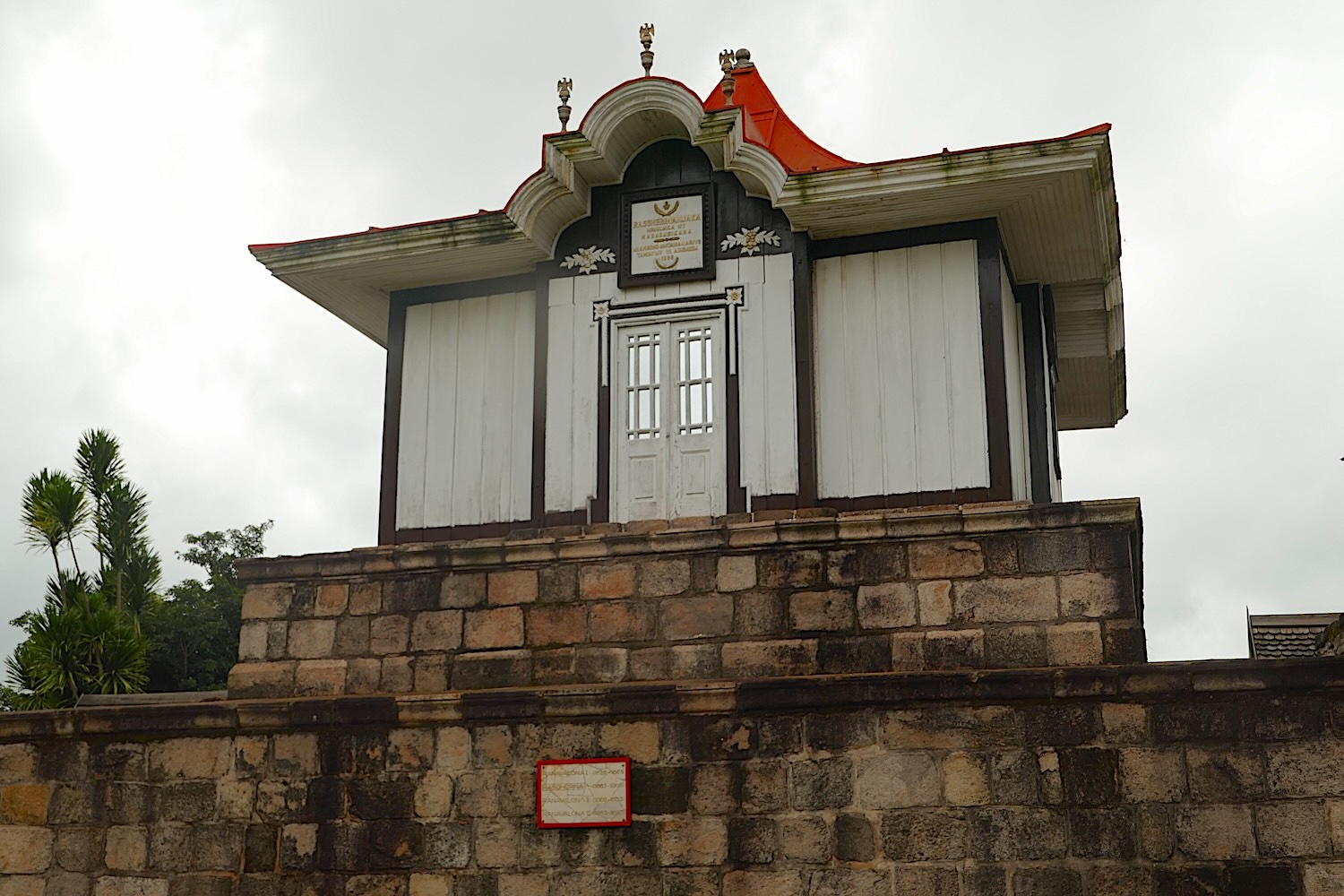 Tombe de la reine à Antananarivo avec la base en pierre parce que les tombes se font avec des matériaux inertes, comme la pierre © Globe Reporters