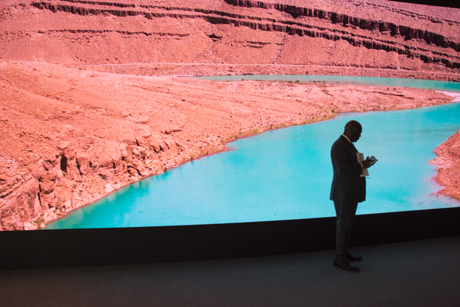 Sur l’auditorium du Maroc, des images du pays et de ses cours d’eau sont projetées 
