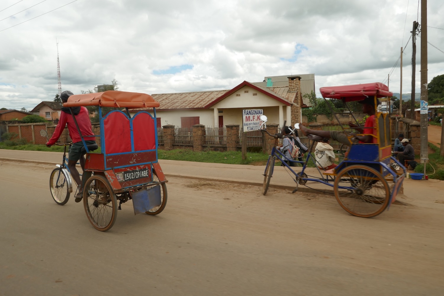 Rue d’Antsirabe avec les cyclo-bus, des taxis-vélo qui parcourent la ville à côté des tuk-tuk ou mototaxis © Globe Reporters