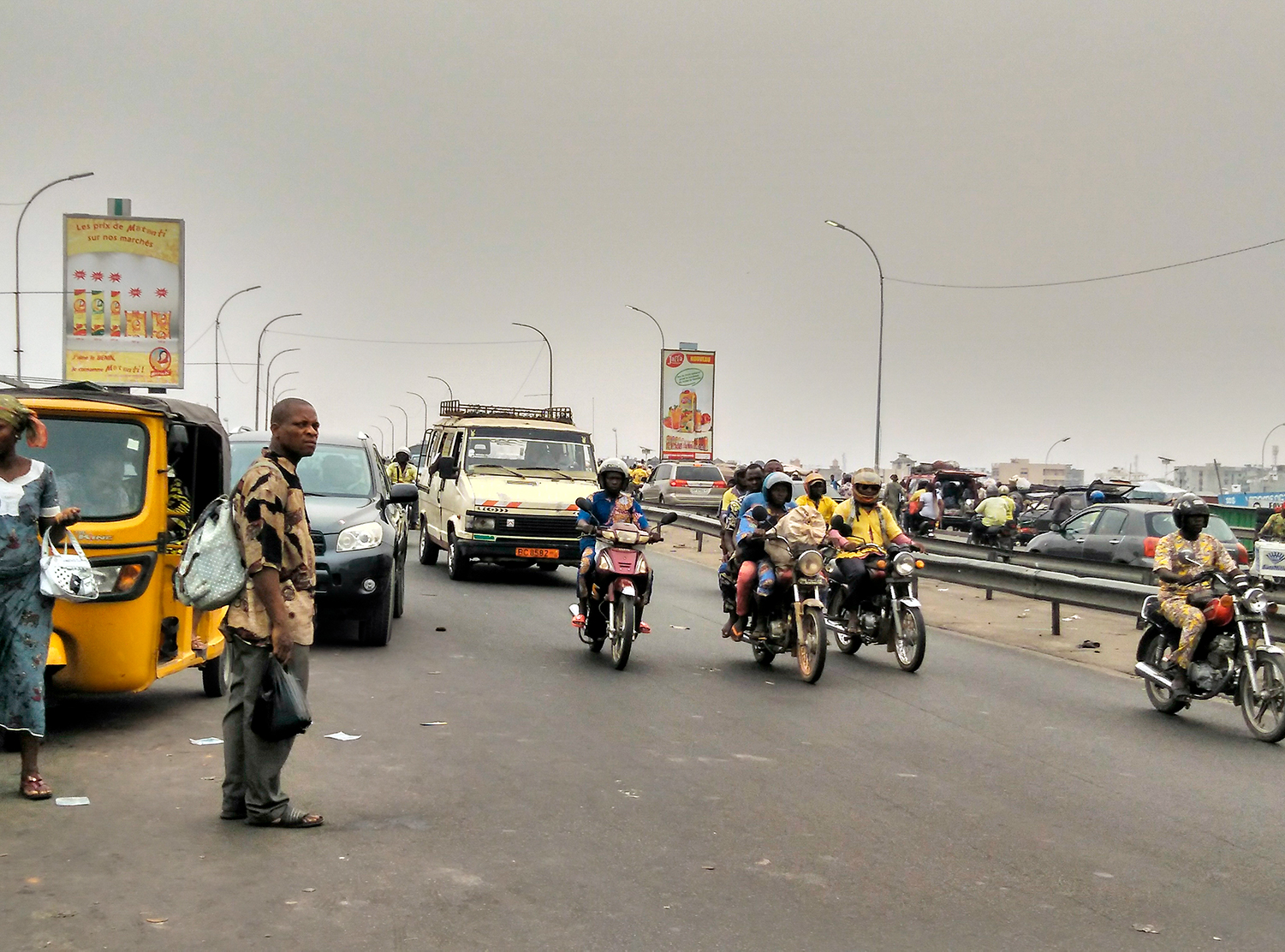 Vue de l’autoroute qui entre à Cotonou en provenance de Porto Novo avec les zem ou moto-taxi, le transport le plus commun dans les villes du Bénin. 