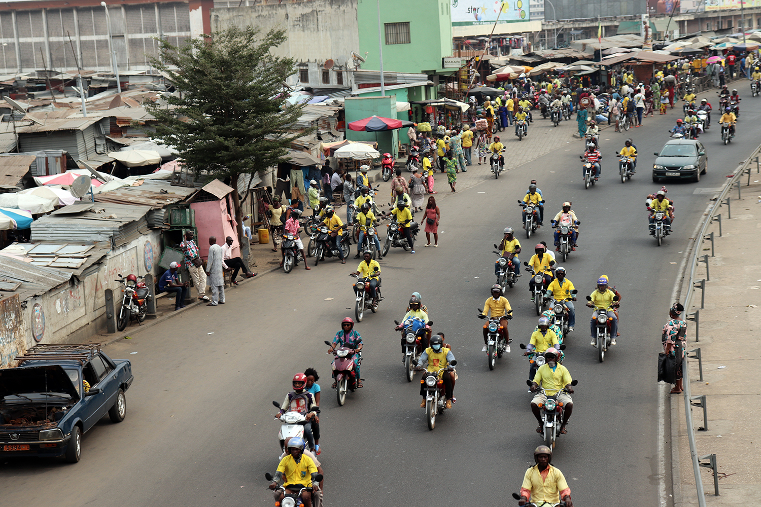 Les Zemidjans ou motos taxi de Cotonou.