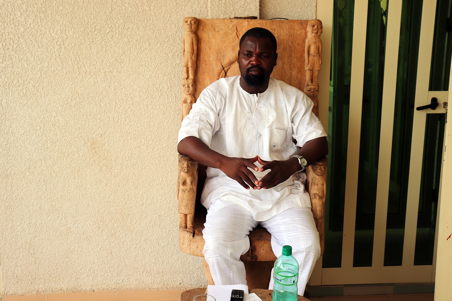 Susuji BEHANZIN est conteur et écrivain, gardien des traditions et de l’histoire du sud du Bénin. 