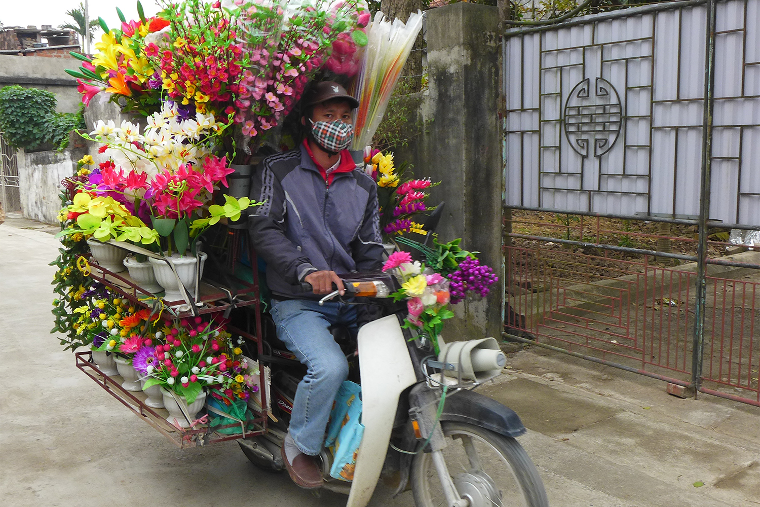 Beaucoup de marchands vendent des fleurs à scooter.