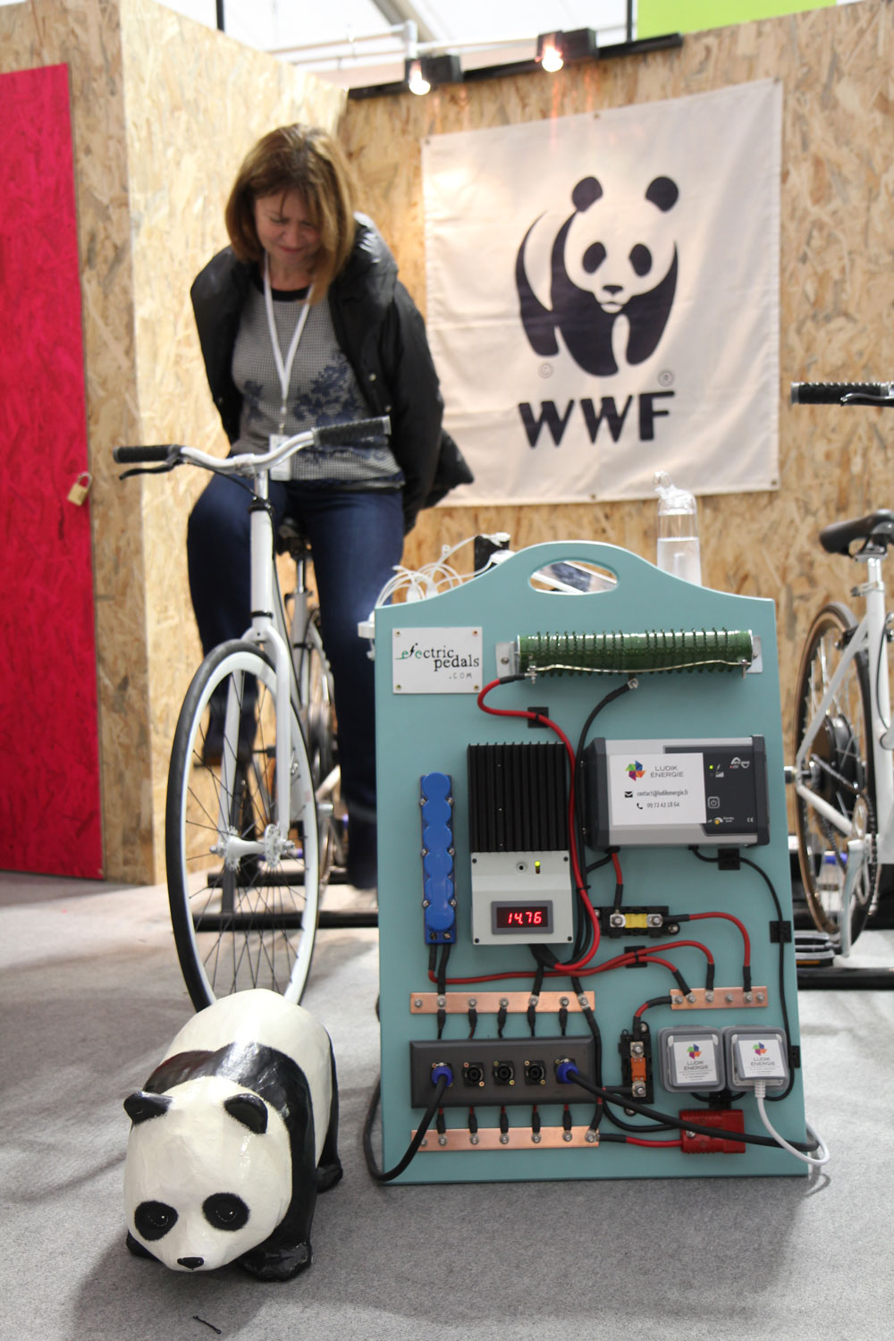 Au WWF on pédale pour recharger : téléphones, tablettes et ordinateurs. La machine « electric pedals » indique la puissance produite : il faut que le cadran affiche entre 10 et 15 pour pouvoir recharger. 