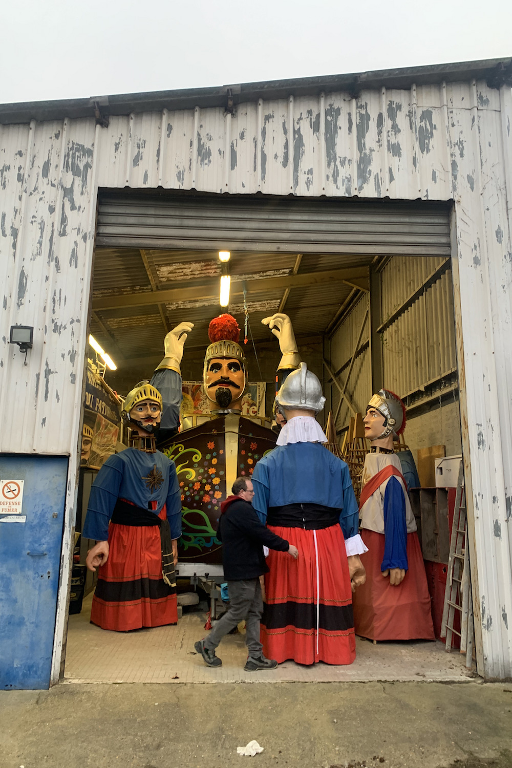 Les Géants sont disposés dans un hangar © Globe Reporters